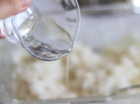 取出，加入适量的水，大约120克，和适量糖（如果想成品沾这白糖吃，这里也可以不加糖）