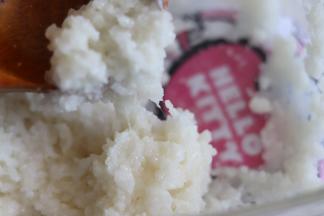 用勺子，压拌到水完全的吸收，米粒变成粘糯的感觉。