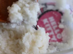 用勺子，压拌到水完全的吸收，米粒变成粘糯的感觉。