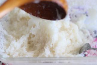 再放入蒸锅，蒸大约15分钟，取出，继续用勺子压，状态是非常粘糯，米粒也不明显了。