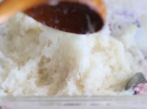 再放入蒸锅，蒸大约15分钟，取出，继续用勺子压，状态是非常粘糯，米粒也不明显了。