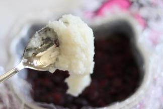 再放入蒸软的蔓越莓干，同样也需要压实，再放入剩下的一半糯米，同样的方法压平实。