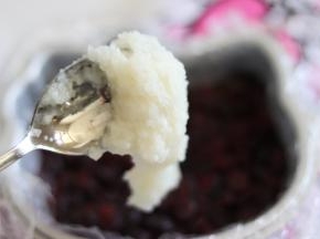 再放入蒸软的蔓越莓干，同样也需要压实，再放入剩下的一半糯米，同样的方法压平实。