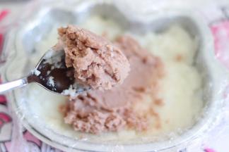 再铺一层红芸豆泥，抹平。