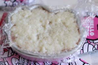 铺剩余的糯米，压平实。覆盖保鲜膜再压一压。