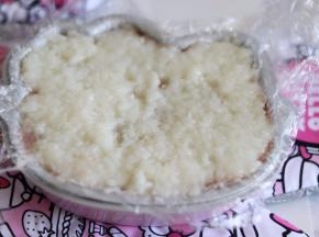 铺剩余的糯米，压平实。覆盖保鲜膜再压一压。