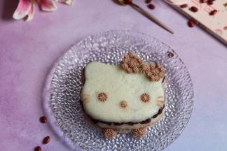 晾凉，或者稍微放冰箱冷藏一会，揭开保鲜膜就可以切开吃了。切的时候，刀可以先蘸点水。