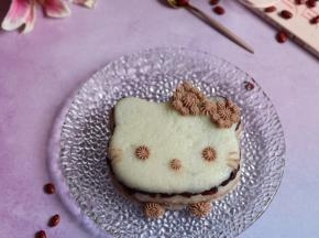 晾凉，或者稍微放冰箱冷藏一会，揭开保鲜膜就可以切开吃了。切的时候，刀可以先蘸点水。