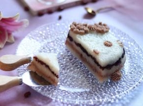 提前准备好红芸豆泥,我是自己煮的，煮好后过筛去皮。