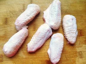 备好食材，将鸡翅洗净，控干，用叉子在鸡翅上均匀地扎一些小孔。