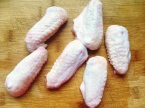 备好食材，将鸡翅洗净，控干，用叉子在鸡翅上均匀地扎一些小孔。