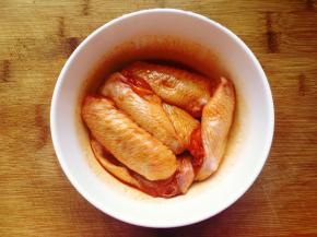 将鸡翅放入碗里，加入腌料，用手抓匀，按摩几分钟，让腌料充分与鸡翅融合，盖上保鲜膜放入冰箱冷藏腌制一夜。