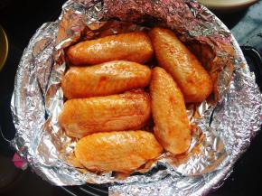 把鸡翅整齐地排放好。