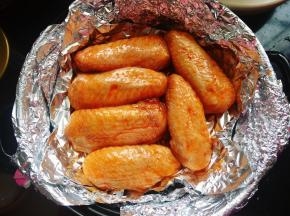 把鸡翅整齐地排放好。