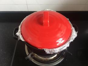 盖上锅盖，中大火烘烤20分钟。