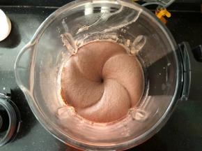 8、按酱料功能，不到3分钟就打的非常细腻了，打出了一朵粉色的花。