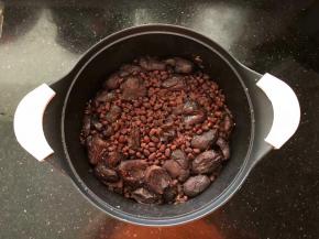 6、大火煮沸后转小火炖至汤汁基本收干，红豆和红枣软烂即可，凉一下备用。