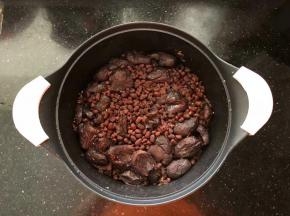 6、大火煮沸后转小火炖至汤汁基本收干，红豆和红枣软烂即可，凉一下备用。