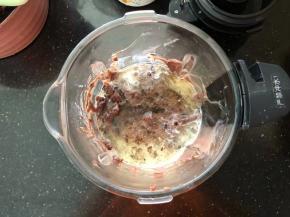 7、取一半加入米厨静音破壁机里，倒入100克牛奶和100克玉米油。