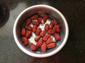 2、大红枣也清洗干净后放入盆中，倒入足量的清水浸泡10个小时以上。