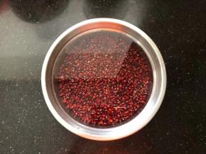 1、小红豆清洗干净后放入盆中，倒入足量的清水浸泡10个小时以上。