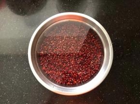 1、小红豆清洗干净后放入盆中，倒入足量的清水浸泡10个小时以上。