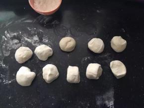 11、切成大小均匀的小面剂。