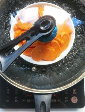 红薯切片蒸熟。