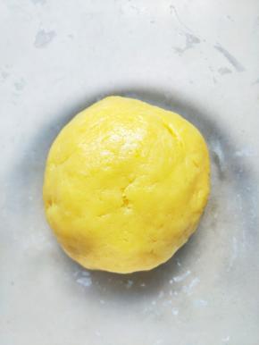 鸡蛋加糖，玉米油，低筋面粉，玉米淀粉混合搅拌均匀，揉成团。