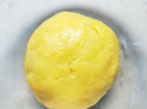 鸡蛋加糖，玉米油，低筋面粉，玉米淀粉混合搅拌均匀，揉成团。