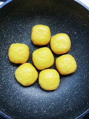 准备不粘锅，小火煎至六面金黄。