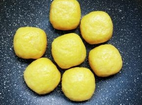 准备不粘锅，小火煎至六面金黄。