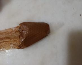 15克巧克力隔热水融化后装入裱花袋。