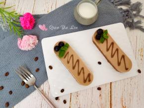 在慕斯表面挤出花纹。