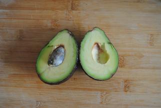 买回的牛油果，如果是绿色的就不够熟，熟的是皮要变黑了，手捏稍微有点软就是熟透了，从中间破开划一圈，两手扭一下即可分开。牛油果要是不够熟建议不要放冰箱，室温保存两三天也能熟。