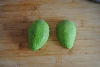 去掉表皮，熟透的牛油果能很轻易的去掉，要是不够熟的会捏着掰不开哦~