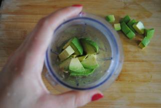 切成小块放入料理机里面，如果是生的牛油果搅打起来会起颗粒，口感不佳。