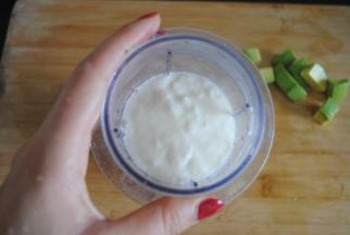 再加入纯牛奶和蜂蜜，要是没蜂蜜的可以换成细砂糖，大人食用建议不要放糖，纯喝也很不错的。