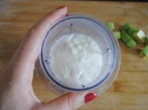 再加入纯牛奶和蜂蜜，要是没蜂蜜的可以换成细砂糖，大人食用建议不要放糖，纯喝也很不错的。