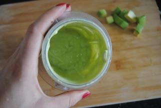 启动料理机，搅打成细腻的奶昔，颜色浅绿的很漂亮~