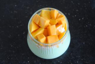 把芒果切小颗放入奶昔里面