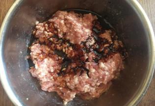 放入1勺的生抽，1小勺的老抽， 1小勺的蚝油，1勺的淀粉，朝一个方向搅拌均匀。