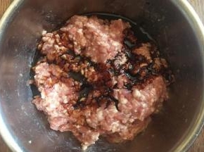 放入1勺的生抽，1小勺的老抽， 1小勺的蚝油，1勺的淀粉，朝一个方向搅拌均匀。