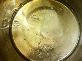 分离出来的蛋清倒入盆里