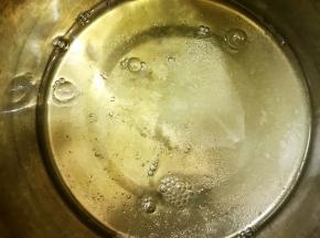 分离出来的蛋清倒入盆里