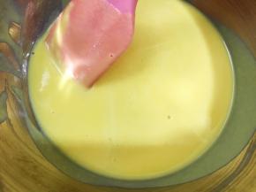 搅拌均匀，蛋黄糊就完成了