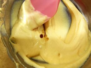 加入2滴香草精拌匀