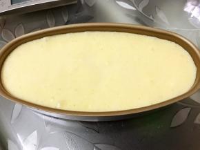 做好的蛋糕糊倒入模具里，震出大气泡