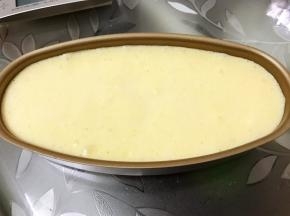 做好的蛋糕糊倒入模具里，震出大气泡