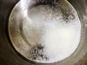 另取一个无油无水的盆加入白糖和盐